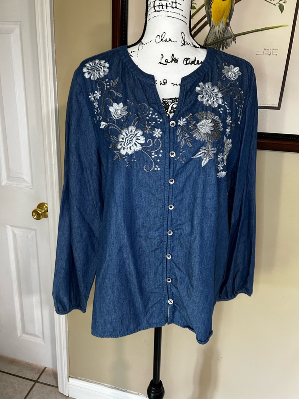 4/$25 Chico’s Denim Top with Floral Embroidered Accents Size 2 Large XL 12